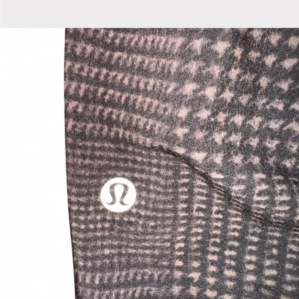 Lululemon Athletica THE Core Shorts in Houndstooth Plaid Black waistband - Picture 3 of 6